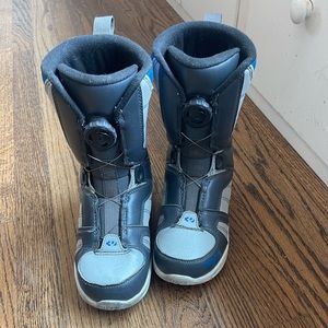 Good used condition kids snowboarding boots